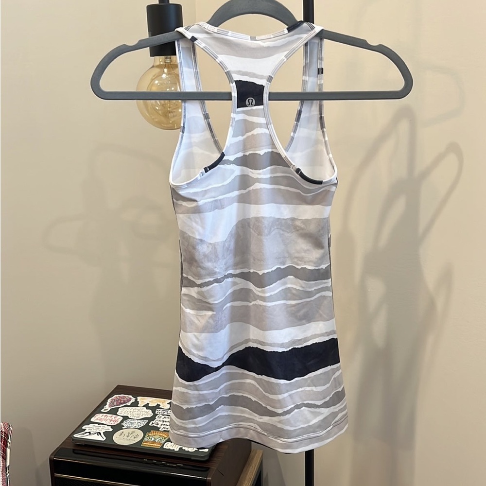 EUC XS Lululemon tanks Camo/Geometric - Picture 2 of 6